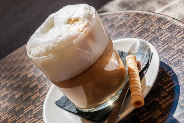 Zbliżenie Szklanki Latte Macchiato Bułki Ciasta Słońcu — Zdjęcie stockowe