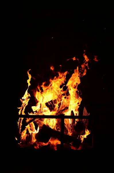 熱い炎 燃える赤い炎 — ストック写真