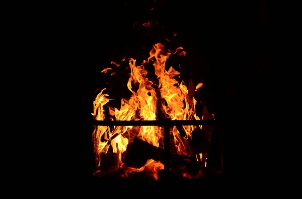 赤のキャンプファイア炎 — ストック写真