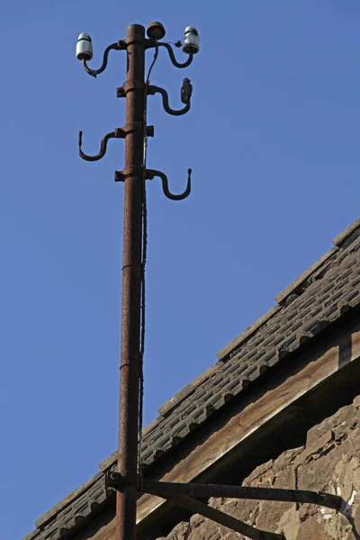 Velho Mastro Eletricidade Casa — Fotografia de Stock