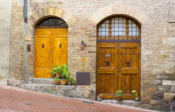 Прекрасные Двери Тускана Сан Джиминьяно Италия — стоковое фото