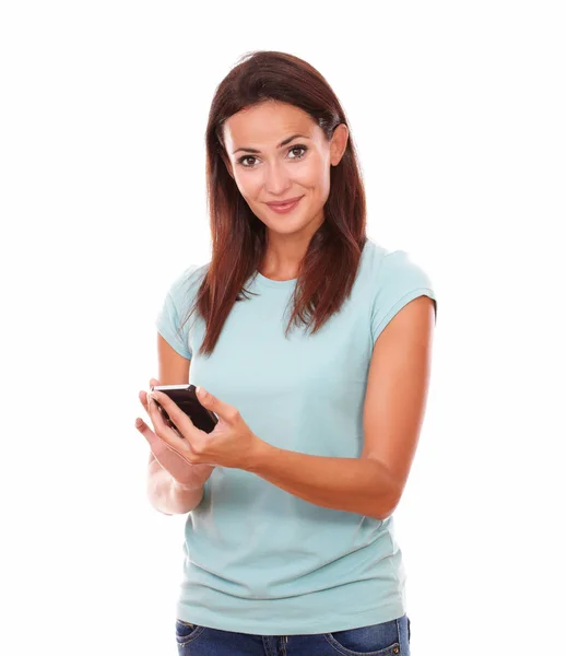 Retrato Morena Alegre Camiseta Azul Enviando Mensaje Con Teléfono Sonriéndote — Foto de Stock