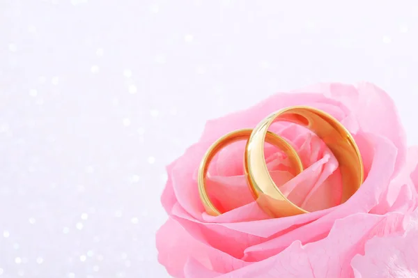 Two Gold Rings Rosaner Rose White Glitter Background — Foto de Stock