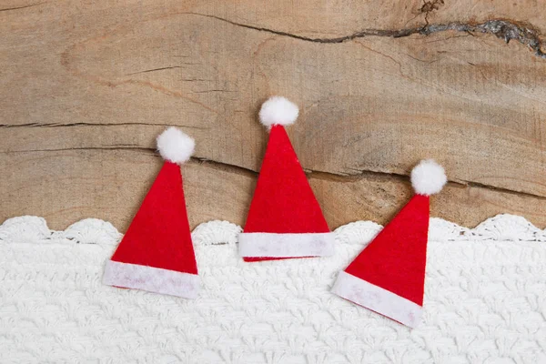 Vista Superiore Tre Cappello Babbo Natale Con Striscia All Uncinetto — Foto Stock