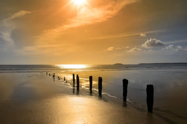 Sol Dorado Sobre Los Rompeolas Playa Condado Youghal Cork Irlanda — Foto de Stock
