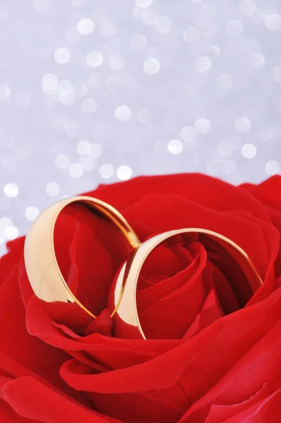 Zwei Goldene Ringe Roter Rose Auf Silbernem Glitzerhintergrund — Stockfoto