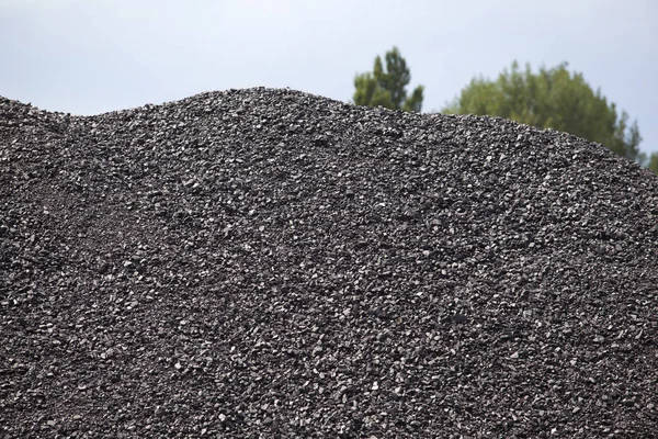 黒い石炭の山です — ストック写真