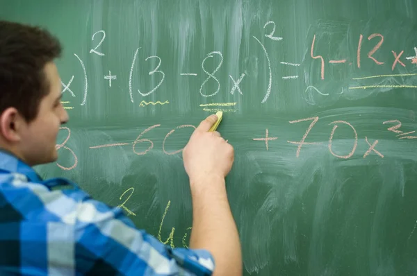 Schüler Schreiben Mathematische Formel — Stockfoto