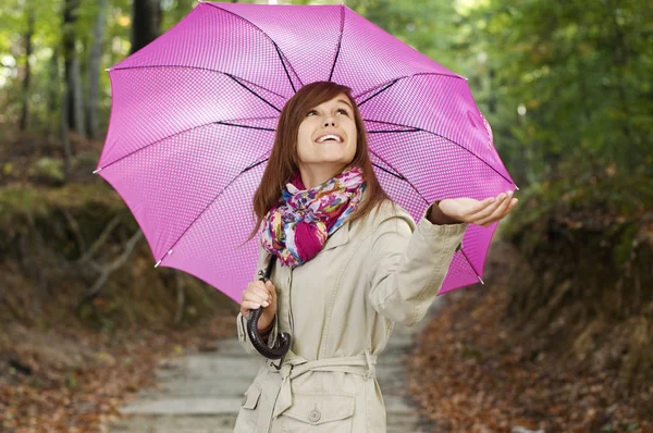 Vacker Flicka Med Paraply Kontroll För Regn — Stockfoto