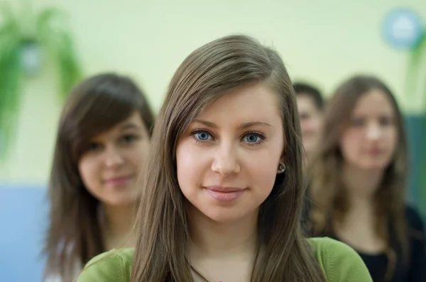 Leuke Studente Met Haar Klasgenoten — Stockfoto