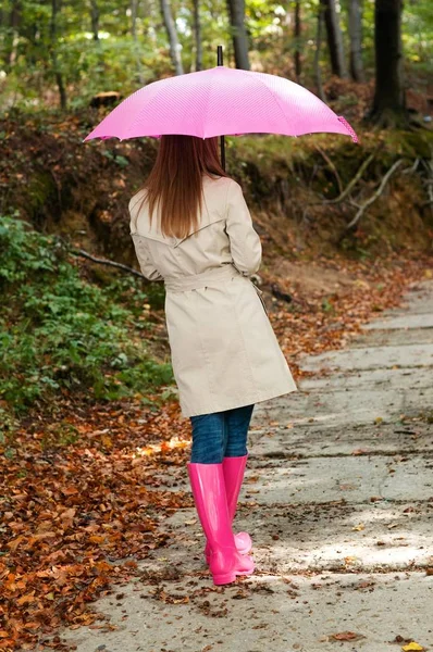 Junge Frau Mit Regenschirm Läuft Durch Den Park — Stockfoto