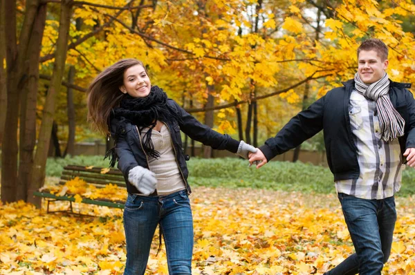 Belo Jovem Casal Correndo Parque — Fotografia de Stock