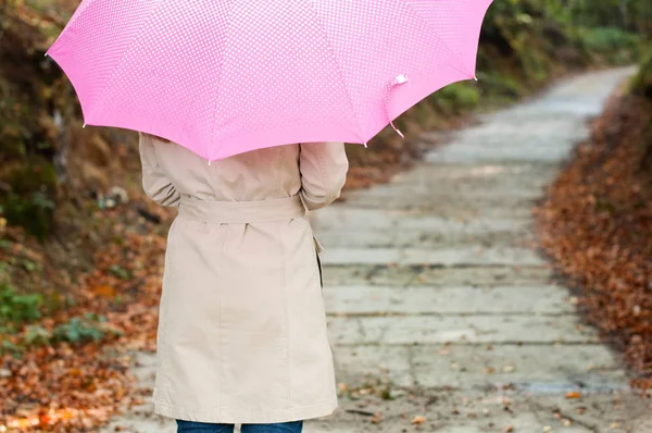 Junge Frau Mit Regenschirm Läuft Durch Den Park — Stockfoto