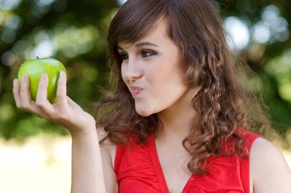 Jovem Mulher Querendo Saber Sobre Comer Maçã — Fotografia de Stock