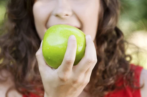 Mujer Comiendo Manzana Verde —  Fotos de Stock