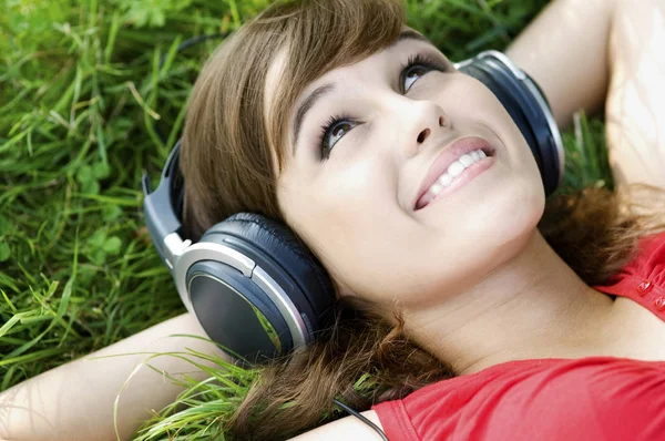 Young Woman Listening Music Grass — Stock Photo, Image