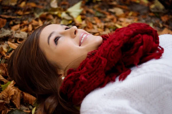 Beauté Fille Couché Sur Les Feuilles — Photo