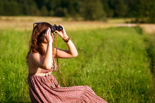 Mujer Joven Mirando Través Prismáticos — Foto de Stock