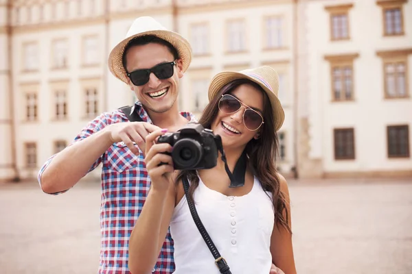 Sorrindo Casal Visualização Fotos Câmera — Fotografia de Stock