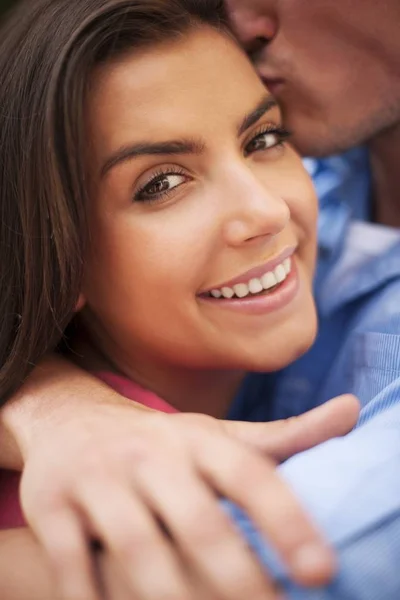 Hombre Cariñoso Besar Hermosa Mujer — Foto de Stock