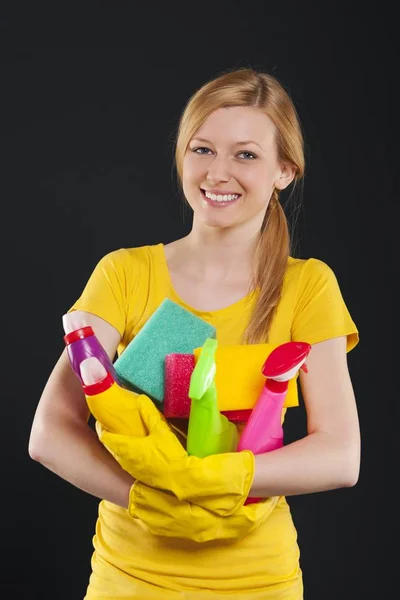 Mulher Loira Feliz Segurando Equipamento Limpeza — Fotografia de Stock