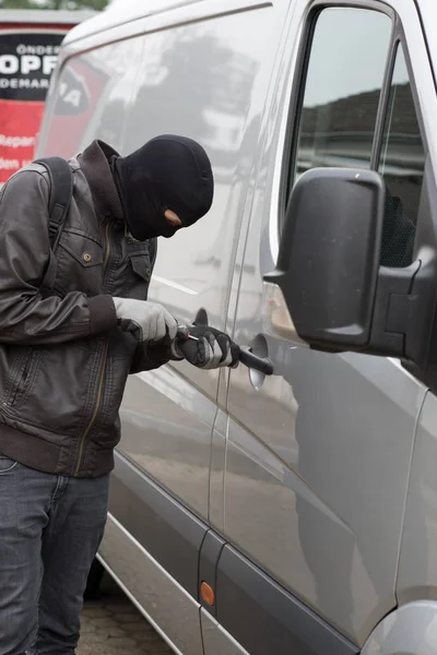 Coche Robado Ladrones Con Crowbar —  Fotos de Stock