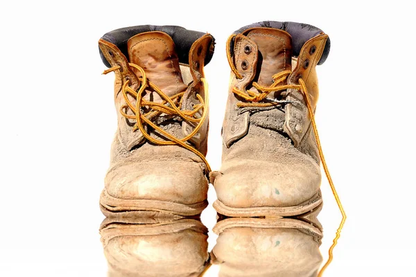 Vieilles Bottes Sales Usées Avec Une Paire Chaussures Randonnée — Photo