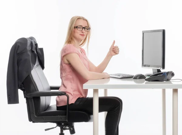 办公室里的女人竖起大拇指 — 图库照片