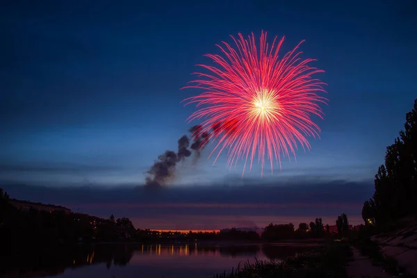 Kembang Api Selama Danau Malam Hari — Stok Foto