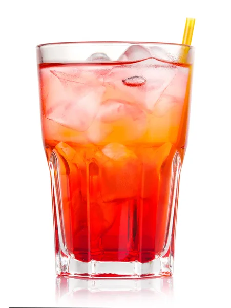 Cocktail Alcolico Rosso Con Ghiaccio Paglia Isolati Fondo Bianco — Foto Stock