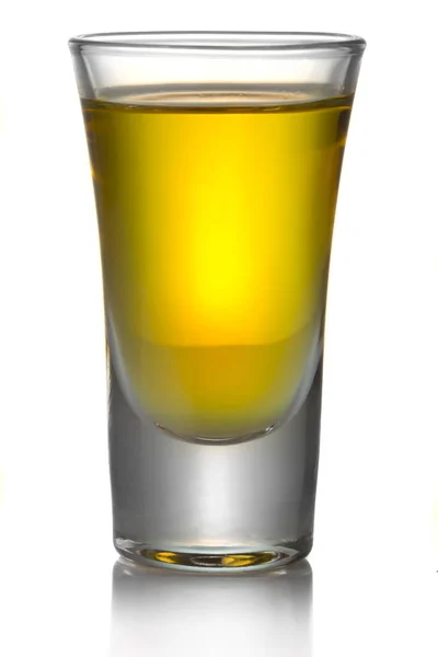 Gold Transparenter Tequila Schuss Isoliert Auf Weißem Hintergrund — Stockfoto