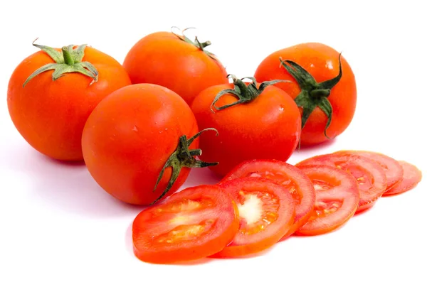 Reife Tomaten Mit Tomatenscheiben Isoliert Auf Weißem Hintergrund — Stockfoto