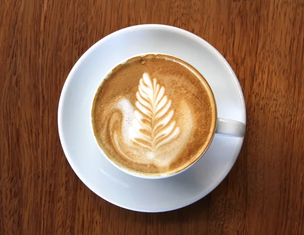 Secangkir Kopi Latte Dengan Desain Daun Seni Dalam Buih Atas — Stok Foto