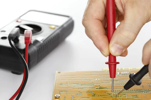 Mano Del Ingeniero Con Destornillador Hierro Soldador — Foto de Stock