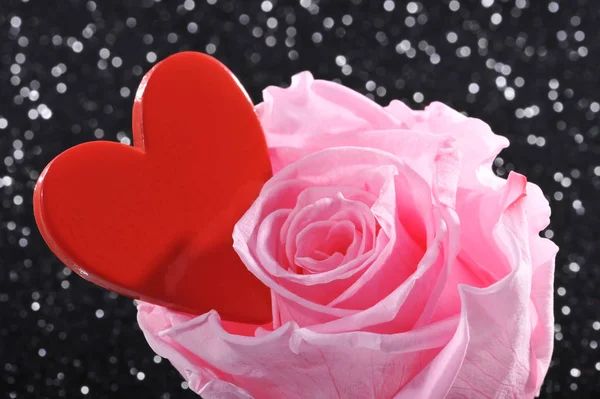 Červené Srdce Růžové Růže Černém Třpytivém Pozadí — Stock fotografie