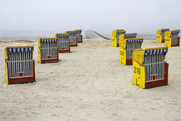 海边的未放风的海滩椅子 — 图库照片