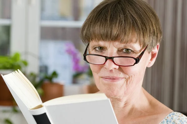 Retrato Interior Cabeza Hombros Una Anciana Con Gafas Lectura Libro — Foto de Stock