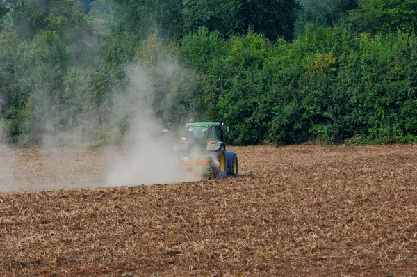 Landwirt Bei Der Feldbearbeitung — Stockfoto