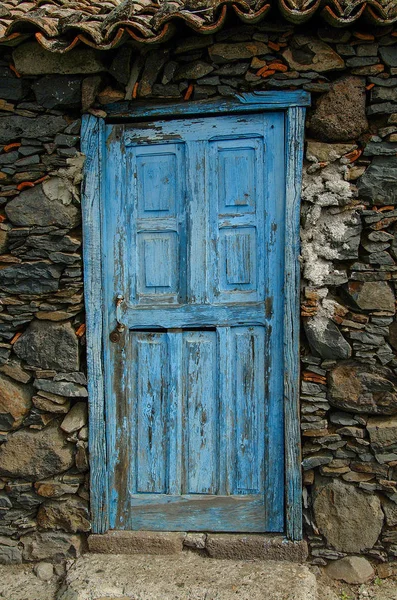 Stare Jasnoniebieskie Drzwi — Zdjęcie stockowe