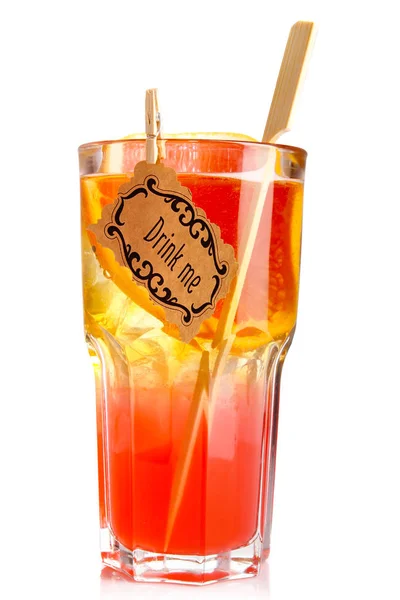 Κοκτέιλ Κόκκινης Αλκοόλης Ποτήρι Φέτα Πορτοκαλιού Απομονωμένη Λευκό — Φωτογραφία Αρχείου