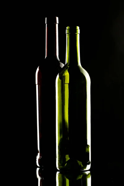 Leere Weinflaschen Auf Dunklem Hintergrund — Stockfoto