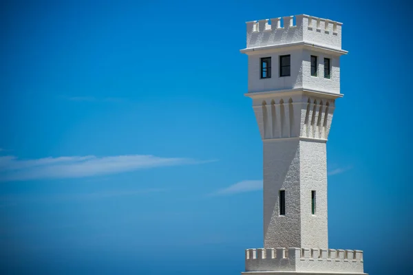 Weißer Steinturm Vor Strahlend Sonnigem Blauem Himmel — Stockfoto