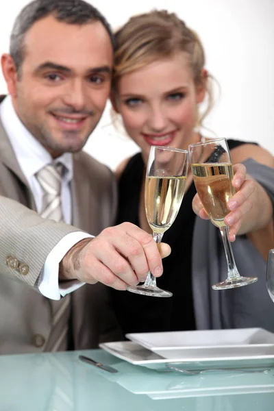 Paar Stößt Mit Champagner — Stockfoto