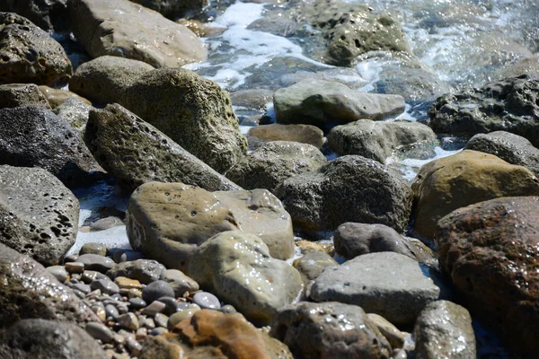 Tegels Het Strand Grijze Rotsen — Stockfoto