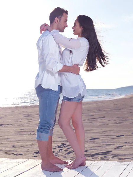 Ευτυχισμένο Νεαρό Ρομαντικό Ζευγάρι Ερωτευμένο Διασκεδάστε Στην Όμορφη Παραλία Την — Φωτογραφία Αρχείου