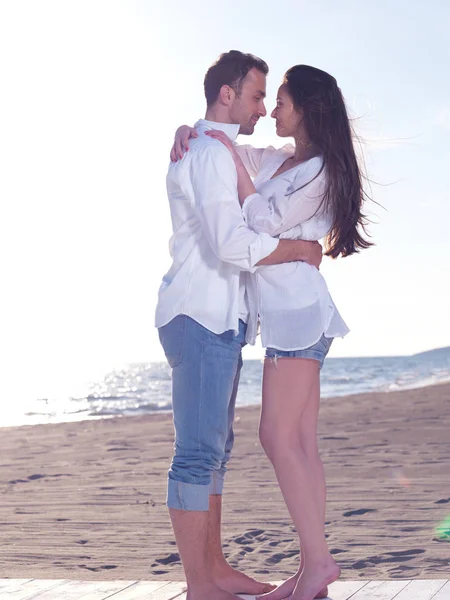 Feliz Pareja Romántica Joven Amor Divertirse Hermosa Playa Hermoso Día — Foto de Stock