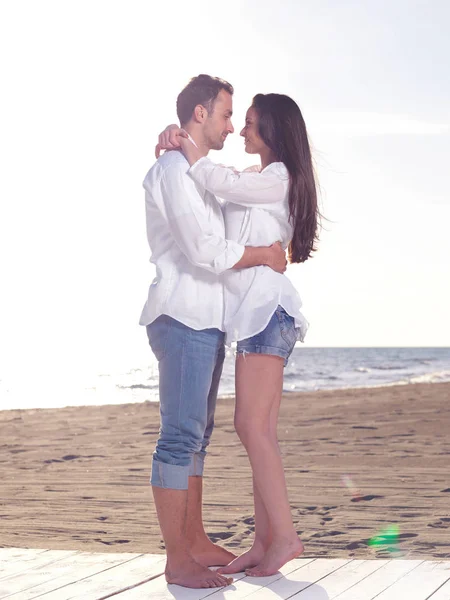 Glückliches Junges Verliebtes Romantisches Paar Hat Spaß Schönen Strand Einem — Stockfoto