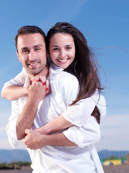 Feliz Pareja Romántica Joven Amor Divertirse Hermosa Playa Hermoso Día — Foto de Stock