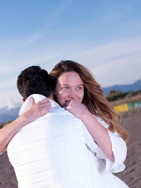 Ευτυχισμένο Νεαρό Ρομαντικό Ζευγάρι Ερωτευμένο Διασκεδάστε Στην Όμορφη Παραλία Την — Φωτογραφία Αρχείου