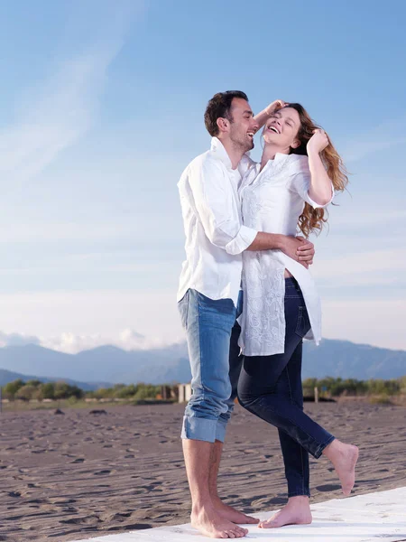 Feliz Pareja Romántica Joven Amor Divertirse Hermosa Playa Hermoso Día — Foto de Stock